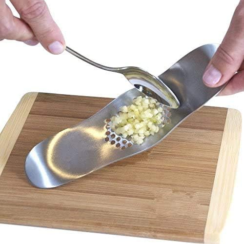 Fu Store Garlic Press 304 Stainless Steel Garlic Rocker Mincer Food Grade with Silicone Peeler Garlics, Color Random Peeler