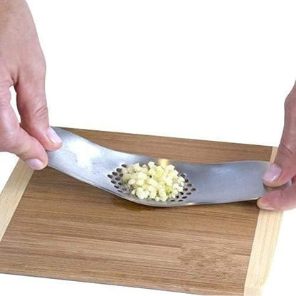 Fu Store Garlic Press 304 Stainless Steel Garlic Rocker Mincer Food Grade with Silicone Peeler Garlics, Color Random Peeler