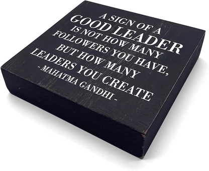 HTBIG A Sign of A Good Leader Desk Decor Sign, Office Decor For Boss Leader Gifts, Rustic Wood Sign for Boss Mentor Home Office Desk Shelf Table Decoration Gift