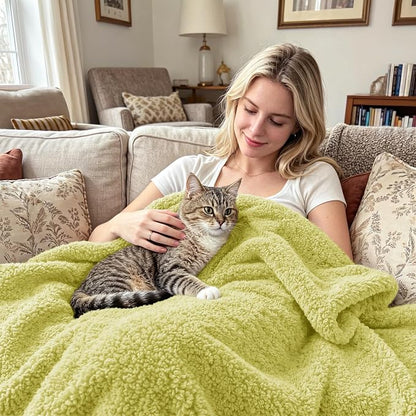 Exclusivo Mezcla Fleece King Size Bed Blanket, Ultra Soft, Lightweight and Fuzzy Light Green Blanket for Women, Home Decor, 90x104 Inches