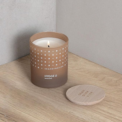 Skandinavisk Hygge 'Cosiness' Scented Candle. Fragrance Notes: Black Tea and Mint Leaves, Dried Apples and Baked Cinnamon. 7.0 oz.