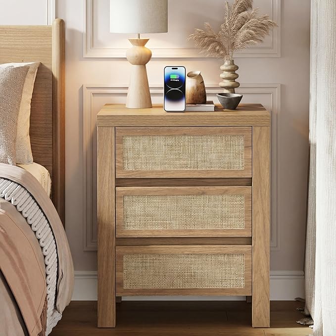XIAO WEI 3 Drawers Rattan Nightstand with Charging Station, Boho Bedside Table, Farmhouse End Table for Bedroom, Wood Accent Bed Side Table with Storage, Reclaimed Light Oak