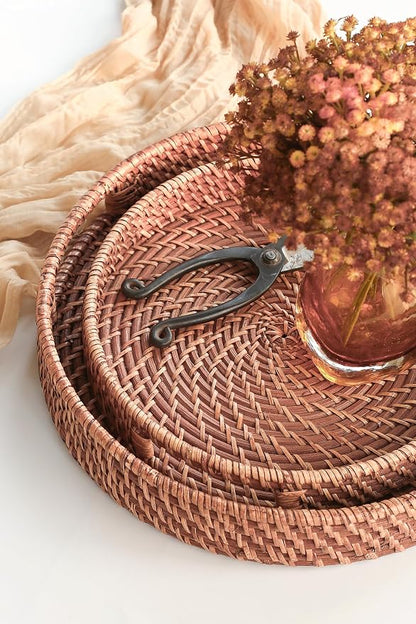 HITOMEN 14.2" Hand-Woven Round Rattan Serving Tray Decorative Ottoman Wicker Platter with Handles for Coffee Table, Breakfast, Drinks, Snack, Bread, Fruit, Vegetables (Honey Brown-L)