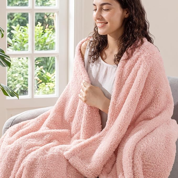 Exclusivo Mezcla Fleece Bed Blankets Queen Size, Ultra Soft, Lightweight and Fuzzy Light Pink Blanket for Women, Home Decor, 90x90 Inches